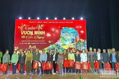 Công an xã Vĩnh Linh trao quà Tết đến các hộ dân có hoàn cảnh khó khăn trên địa bàn xã.