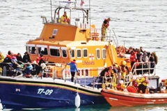 Giải cứu người di cư gặp nạn tại eo biển Manche. (Ảnh PA)