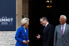 Thủ tướng Anh Keir Starmer, Chủ tịch Ủy ban châu Âu Ursula von der Leyen và Chủ tịch Hội đồng châu Âu Antonio Costa xuất hiện trước thềm Hội nghị thượng đỉnh Anh-EU tại London, ngày 19/5/2025. (Ảnh: Tân Hoa xã)