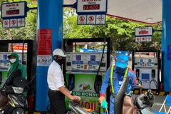 Người dân mua xăng E10 RON95-III tại cây xăng trên đường Thái Thịnh, Hà Nội. (Ảnh: TRẦN THƯỜNG)