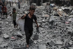Cảnh đổ nát sau cuộc không kích của Israel xuống phía tây thành phố Gaza (Ảnh: TÂN HOA XÃ)