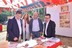 Tổng Bí thư PCP Paulo Raimundo và Trưởng ban Đối ngoại PCP Pedro Guerreiro thăm Gian trưng bày do Báo Nhân Dân tổ chức tại Hội báo Avante 2025. (Ảnh KHẢI HOÀN-MINH DUY)