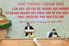 Thủ tướng Chính phủ Phạm Minh Chính chủ trì cuộc làm việc bàn giải pháp phát triển đột phá nhà ở xã hội. (Ảnh: TRẦN HẢI)
