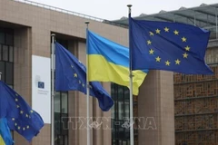 Cờ Liên minh châu Âu và cờ Ukraine tại trụ sở Ủy ban châu Âu ở Brussels, Bỉ. (Ảnh: THX/TTXVN)