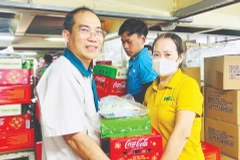 Chủ tịch Công đoàn Công ty cổ phần TKG Taekwang Vina Đinh Sỹ Phúc trao quà cho công nhân.