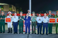 Thủ tướng Phạm Minh Chính tặng quà các lực lượng tham gia diễu binh, diễu hành. (Ảnh: VIẾT CHUNG)
