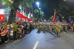 Người dân cổ vũ cho các khối diễu binh, diễu hành trên đường phố Hà Nội. (Ảnh: THẾ ĐẠI)