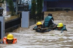 Lực lượng cứu hộ hỗ trợ người dân sơ tán khỏi khu vực ngập lụt tại Lalitpur, Nepal. (Ảnh tư liệu: THX/TTXVN)