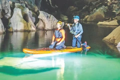 Du khách nước ngoài tham quan hang Ba ở Vườn quốc gia Phong Nha-Kẻ Bàng.