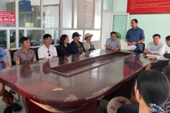 Cục trưởng Cục Thủy sản và Kiểm ngư Trần Đình Luân kiểm tra công tác chống khai thác IUU và thăm hỏi bà con ngư dân tại cảng cá Cái Rồng, đặc khu Vân Đồn, tỉnh Quảng Ninh. (Ảnh: LÊ QUÂN)