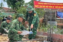 Cán bộ chiến sĩ Ban chỉ huy Bộ đội biên phòng tỉnh Đắk Lắk xây nhà cho người dân.