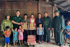 Bộ đội Biên phòng Pù Nhi cấp phát nhu yếu phẩm cho người dân ứng phó với mưa bão.