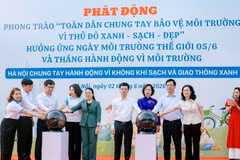 Các đại biểu thực hiện nghi thức phát động phong trào thi đua “Toàn dân chung tay bảo vệ môi trường, vì Thủ đô xanh-sạch-đẹp”. (Ảnh BTC)