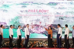 Các đồng chí lãnh đạo tỉnh Phú Thọ thực hiện nghi thức bấm nút phát động chương trình kích cầu du lịch Phú Thọ.