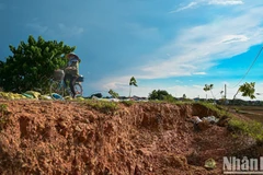 Đê bối dẫn vào thôn Đồng Đạo, xã Hợp Thịnh (Bắc Ninh) bị nước lũ khoét sâu làm hỏng cả phần bê tông.