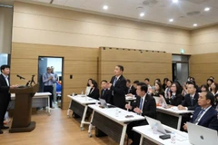 Nhiều nội dung tư vấn, giải đáp pháp lý được các luật sư, cán bộ Đại sứ quán Việt Nam tại Hàn Quốc giải thích cho kiều bào. (Ảnh Đoàn Luật sư thành phố Hà Nội)