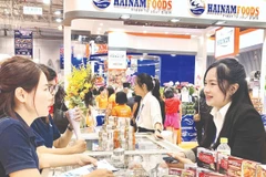 Khách tham quan tìm hiểu sản phẩm thủy sản tại Hội chợ Vietfish. (Ảnh: MỸ PHƯƠNG)