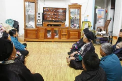 Đồng bào các dân tộc xã biên giới Xín Mần, tỉnh Tuyên Quang xem trực tiếp phiên khai mạc đại hội.