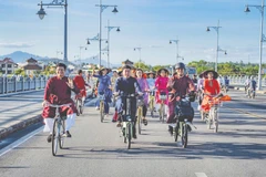 Thành phố Huế thường có những ngày dành cho áo dài.