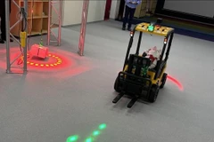 Ứng dụng đèn HoloLight trong bảo đảm an toàn lao động tại kho xưởng. (Ảnh: Phạm Tuân/PV TTXVN tại Nhật Bản)