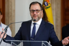 Ngoại trưởng Venezuela Yvan Gil công bố bức thư của Tổng thống nước này Nicolas Maduro gửi tới lãnh đạo các quốc gia khu vực Mỹ Latinh và Caribe, trong đó nhấn mạnh hành động leo thang căng thẳng của Mỹ đối với Venezuela đe doạ khu vực. (Ảnh: THX/TTXVN)