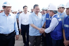 Tổng Bí thư Tô Lâm với cán bộ, công nhân, người lao động thi công Dự án Cảng Hàng không quốc tế Long Thành. (Ảnh: TTXVN)