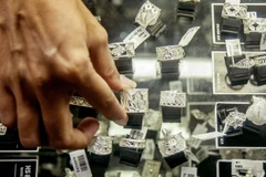 Các món trang sức bạc được trưng bày tại một tiệm vàng bạc ở Indonesia. (Ảnh: Tân Hoa xã)