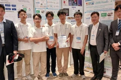 Trần Thuận Hiếu (thứ ba, từ phải sang trái) cùng đội Việt Nam nhận Huy chương Bạc tại Olympic Sáng tạo WICO 2025, Hàn Quốc.