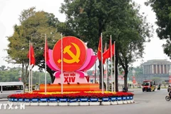 Biểu tượng búa liềm, cờ Đảng, cờ Tổ quốc được bố trí trang trọng tại nút giao Điện Biên Phủ-Độc Lập-Chu Văn An, chào mừng Đại hội đại biểu toàn quốc lần thứ XIV của Đảng. (Ảnh: Vũ Quang/TTXVN)