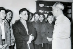 Bác Hồ thăm và chúc Tết cán bộ phóng viên Báo Nhân Dân năm 1957. (Ảnh: Tư liệu)