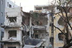 Tòa nhà tại Tel Aviv (Israel) bị hư hại sau cuộc tấn công bằng tên lửa của Iran. (Ảnh: THX/TTXVN)