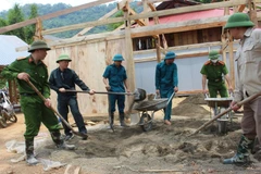 Ra quân hỗ trợ xóa nhà tạm cho hộ nghèo tại xã Cao Minh, tỉnh Thái Nguyên. (Ảnh: TUẤN SƠN)