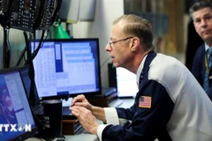 Giao dịch viên tại sàn chứng khoán New York, Mỹ. (Ảnh: THX/TTXVN)