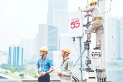 Các kỹ sư Viettel lắp đặt trạm phát sóng 5G.
