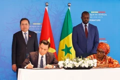 Chủ tịch Quốc hội Trần Thanh Mẫn và Thủ tướng Senegal Ousmane Sonko chứng kiến Bộ Ngoại giao Việt Nam và Bộ Hội nhập châu Phi và Ngoại giao Senegal ký kết Bản ghi nhớ về hợp tác. (Ảnh: TTXVN)