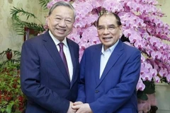 Tổng Bí thư Tô Lâm tới thăm hỏi, chúc Tết nguyên Tổng Bí thư Nông Đức Mạnh. (Ảnh: TTXVN)