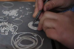 Nghệ nhân chế tác bạc tại Quý Châu, Trung Quốc. (Ảnh: Tân hoa xã)