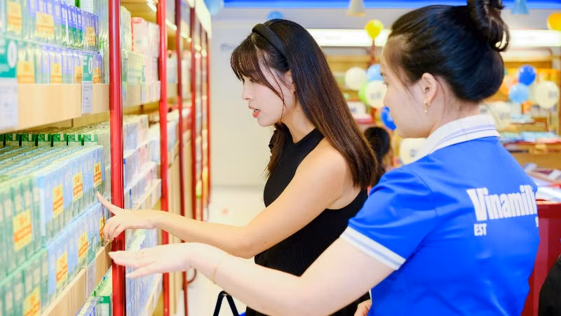 Vinamilk tăng trưởng doanh thu quý 3 tại thị trường trong nước nhờ tăng độ phủ cửa hàng, sản phẩm mới và đa dạng cách tiếp cận người tiêu dùng. (Ảnh: Vi Nam)