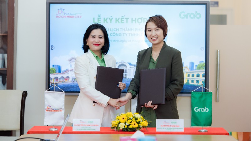 Bà Nguyễn Thị Minh Phương (trái), Chánh Văn phòng Sở Du lịch Thành phố Hồ Chí Minh và bà Nguyễn Thanh Anh, Giám đốc Tiếp thị và Thương mại Doanh nghiệp, Grab Việt Nam tại lễ ký kết.