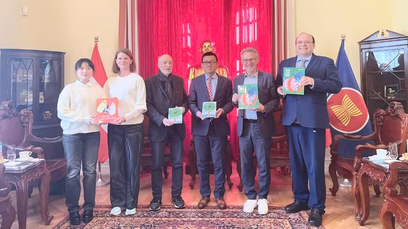 Đại sứ Việt Nam tại Áo Vũ Lê Thái Hoàng chụp ảnh lưu niệm với gia đình của nhà văn thiếu nhi nổi tiếng người Áo, bà Mira Lobe.