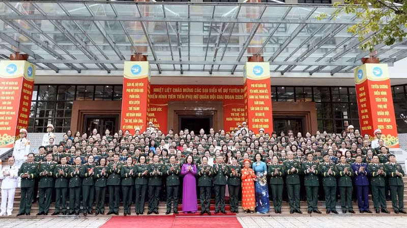 Đại tướng Trịnh Văn Quyết và Phó Chủ tịch nước Võ Thị Ánh Xuân chụp ảnh lưu niệm cùng các đại biểu dự chương trình tuyên dương. (Ảnh: Nguyễn Minh)