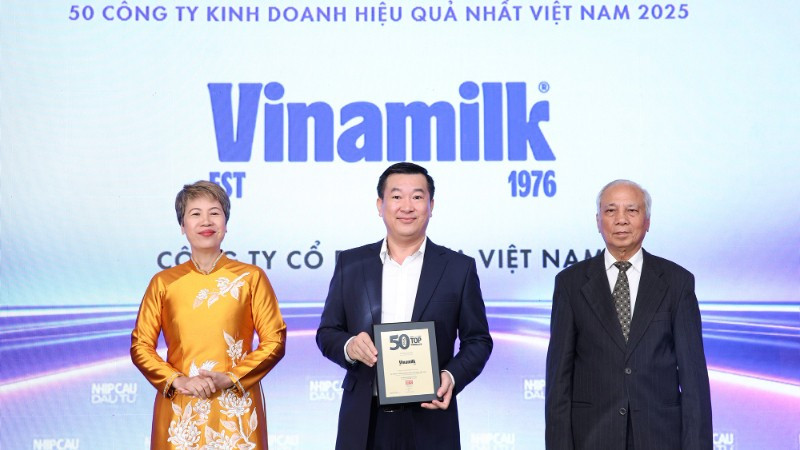 Đại diện Vinamilk - ông Đỗ Thanh Tuấn, Giám đốc Đối ngoại nhận vinh danh Top 50 Công ty kinh doanh hiệu quả nhất Việt Nam 2025. (Ảnh: Nguyễn Hoàng)