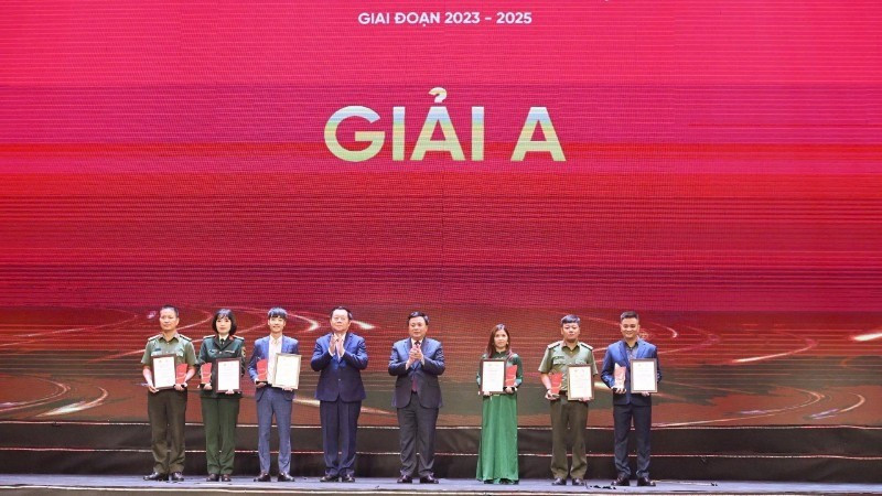 Các đồng chí Nguyễn Trọng Nghĩa và Nguyễn Xuân Thắng trao giải A cho các tác giả.