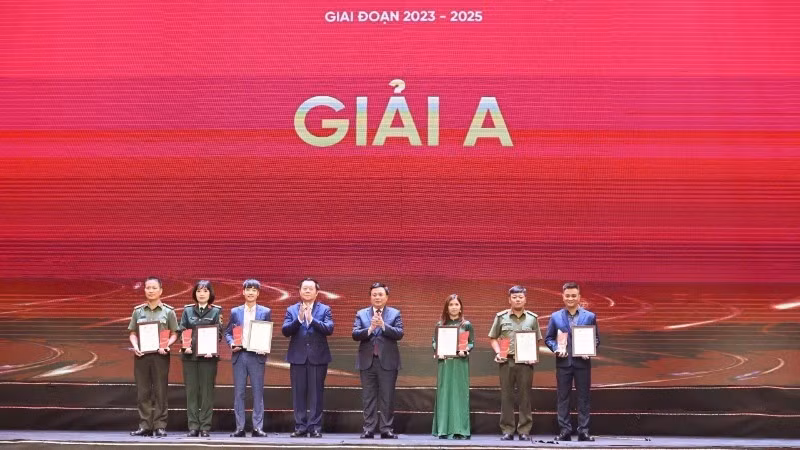 Các đồng chí Nguyễn Trọng Nghĩa và Nguyễn Xuân Thắng trao giải A cho các tác giả.