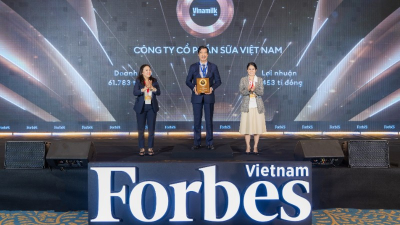 Ông Nguyễn Quốc Khánh - Giám đốc Điều hành Nghiên cứu và Phát triển Vinamilk nhận vinh danh Top 50 Công ty niêm yết tốt nhất Việt Nam. (Ảnh: Forbes VN)