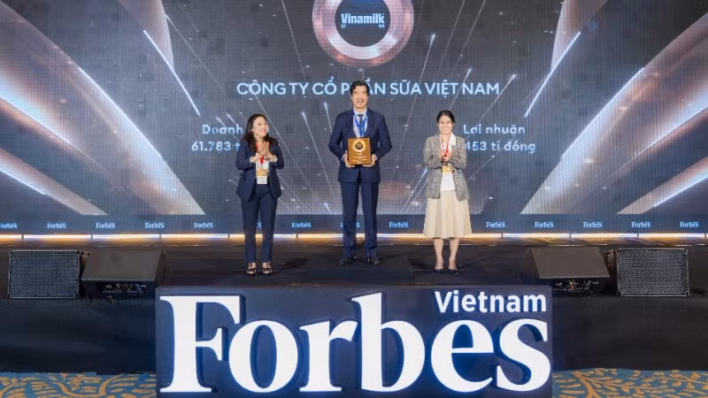 Ông Nguyễn Quốc Khánh - Giám đốc Điều hành Nghiên cứu và Phát triển Vinamilk nhận vinh danh Top 50 Công ty niêm yết tốt nhất Việt Nam. (Ảnh: Forbes VN)