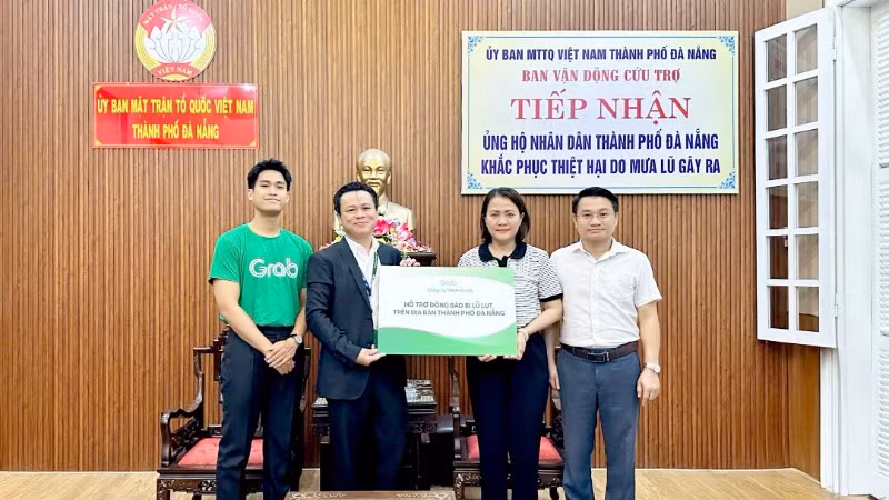 Grab Việt Nam chung tay cùng thành phố Đà Nẵng hỗ trợ cộng đồng khắc phục hậu quả mưa lũ. 