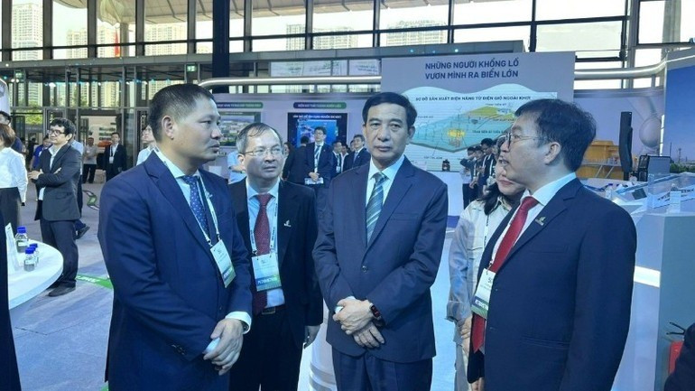 Đại tướng Phan Văn Giang - Ủy viên Bộ Chính trị, Bộ trưởng Quốc phòng tham quan gian hàng trưng bày các sản phẩm nhiên liệu đặc chủng do BSR sản xuất.