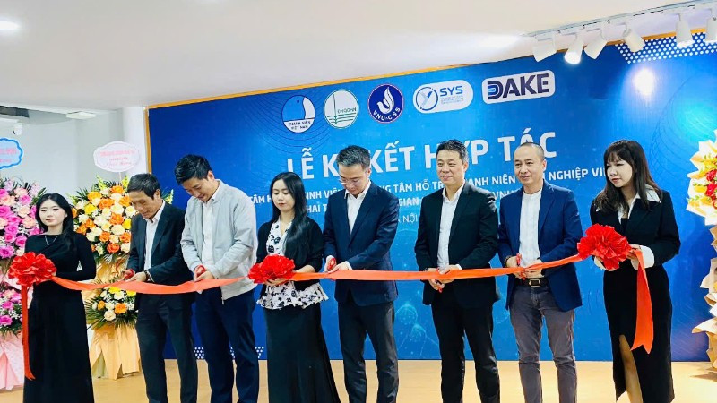 Các đại biểu cắt băng khai trương “Không gian sáng tạo trẻ” tại Đại học Quốc gia Hà Nội.