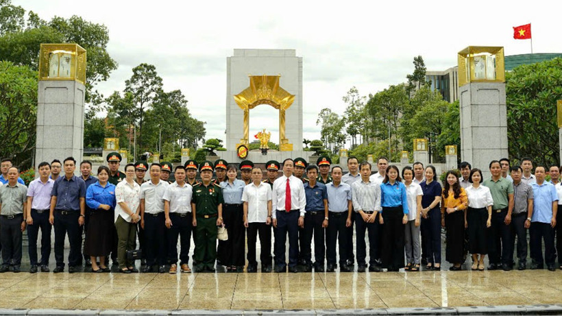 Các đồng chí đại diện lãnh đạo Đảng ủy Ủy ban nhân dân thành phố và đại biểu Công ty chụp ảnh lưu niệm trước Đài tưởng niệm các Anh hùng liệt sĩ trên đường Bắc Sơn. 